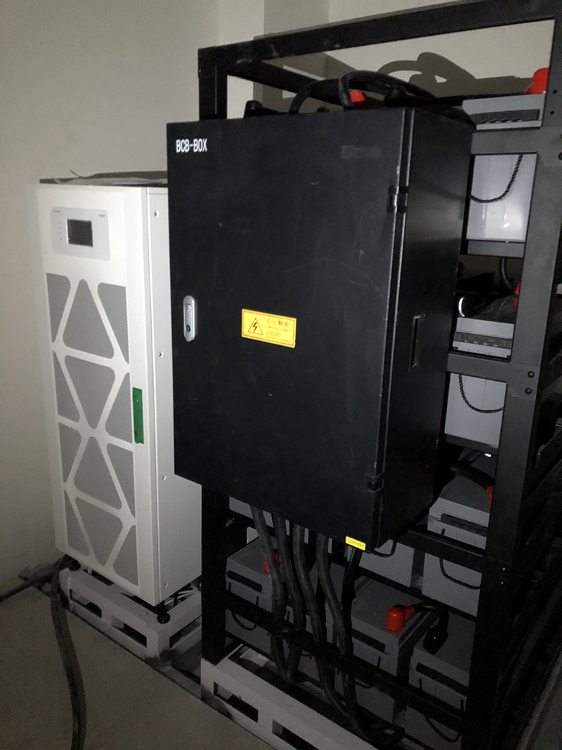 三亞武漢某大學(xué)施耐德UPS120kVA